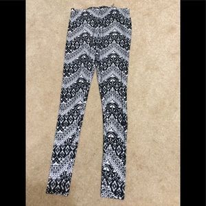 4 for $20  NWT Black and White legging.   Size 3-5